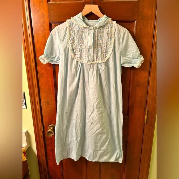 VTG Lightweight cotton lace trim embroidered nightgown. No brand or size tag - Picture 1 of 5
